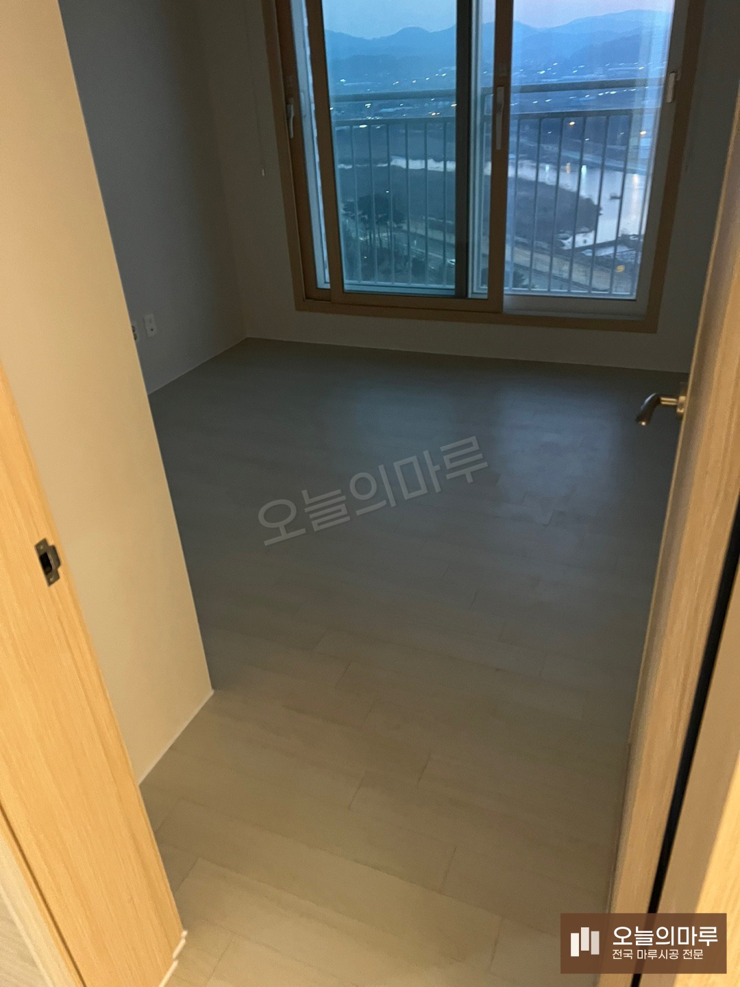 파주 당하동 디앤메종 식스팩3.5 쉐넌화이트 빌라 강마루 시공 시공 후
